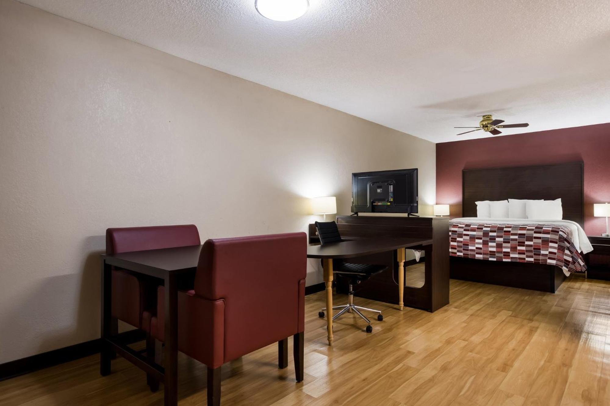 Red Roof Inn & Suites Statesboro - University Bagian luar foto