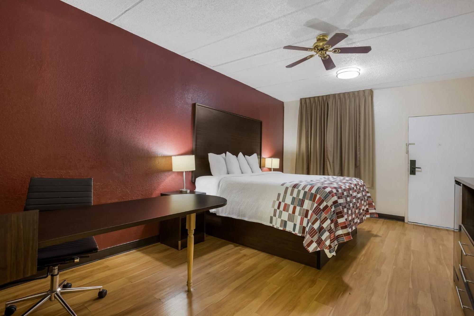 Red Roof Inn & Suites Statesboro - University Bagian luar foto