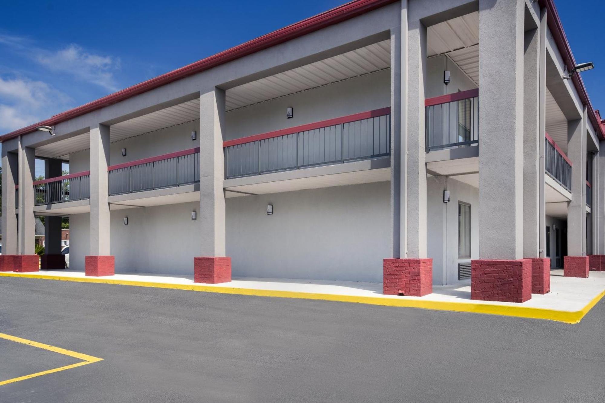 Red Roof Inn & Suites Statesboro - University Bagian luar foto
