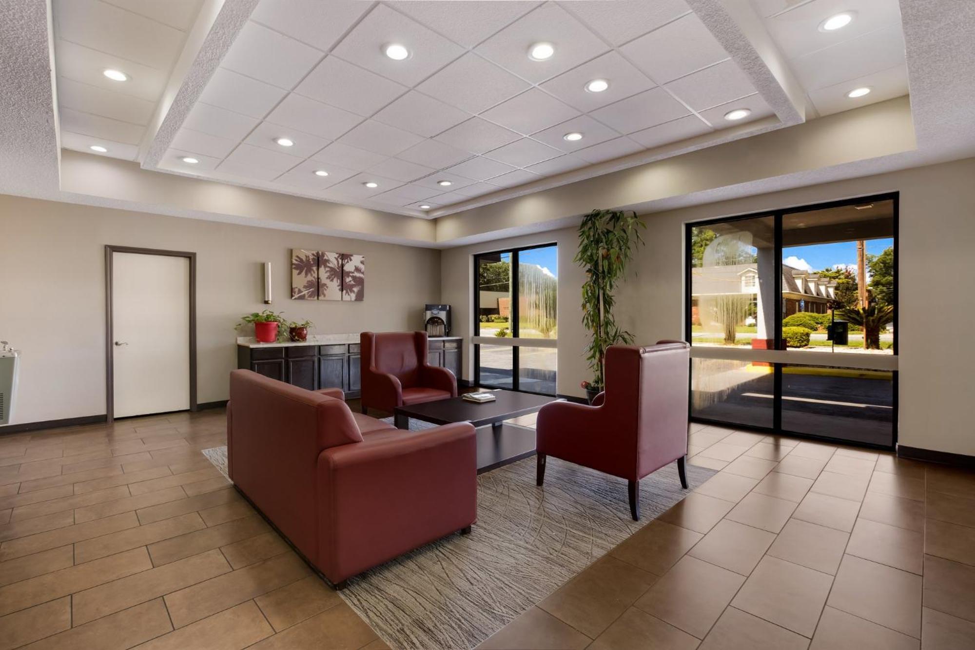 Red Roof Inn & Suites Statesboro - University Bagian luar foto