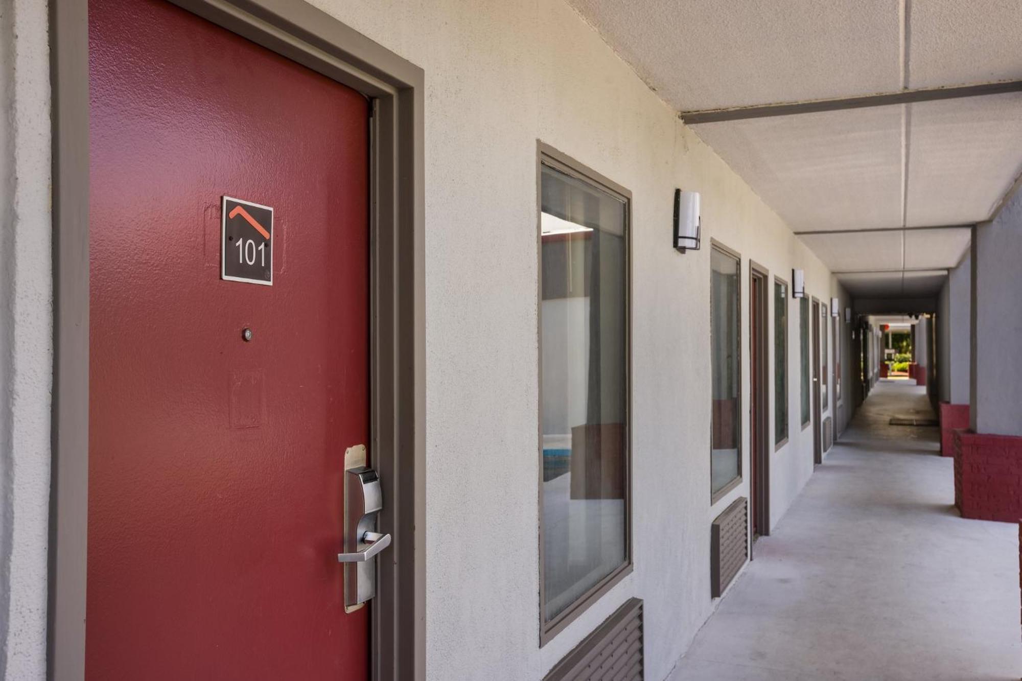 Red Roof Inn & Suites Statesboro - University Bagian luar foto