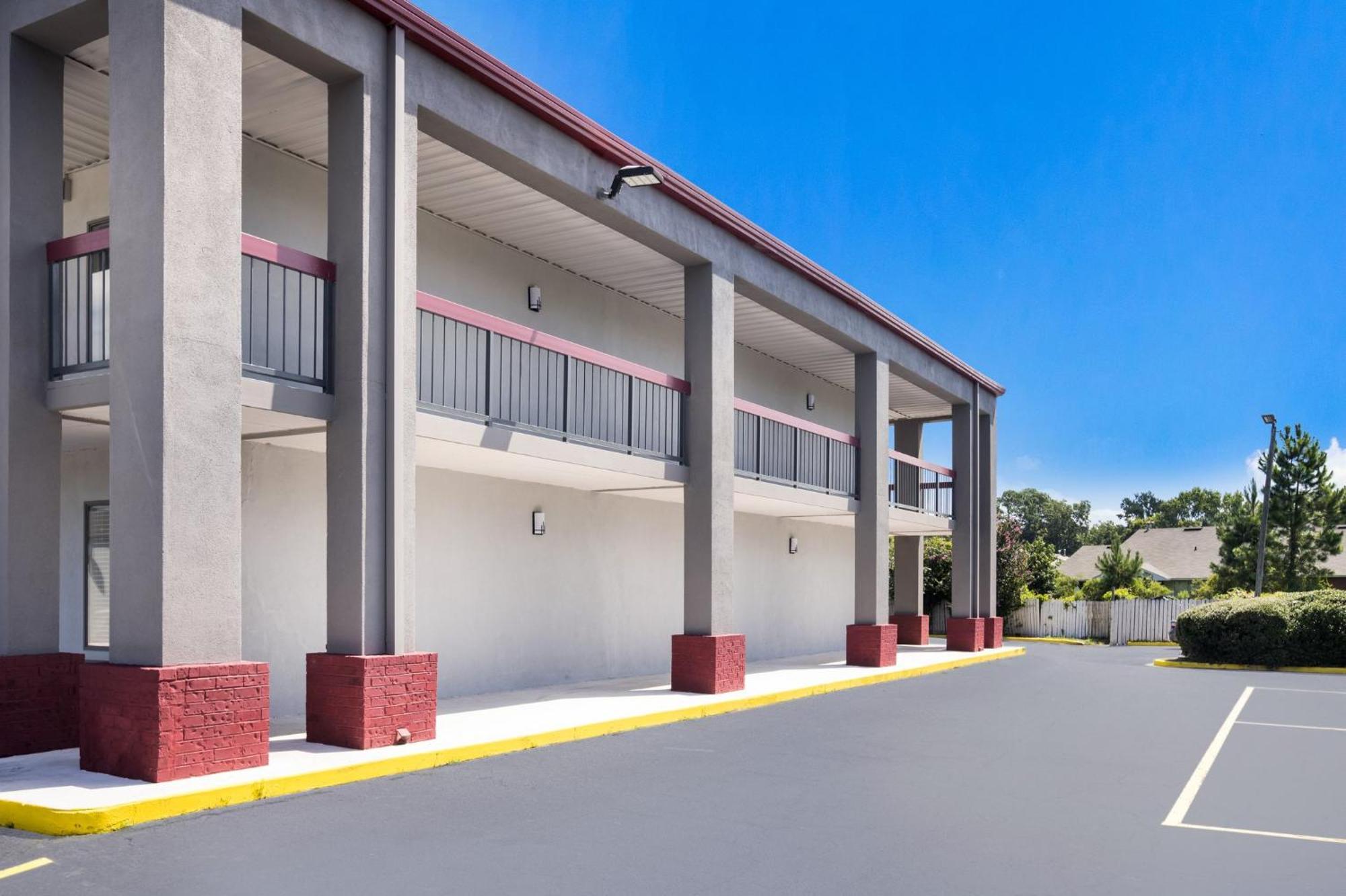 Red Roof Inn & Suites Statesboro - University Bagian luar foto