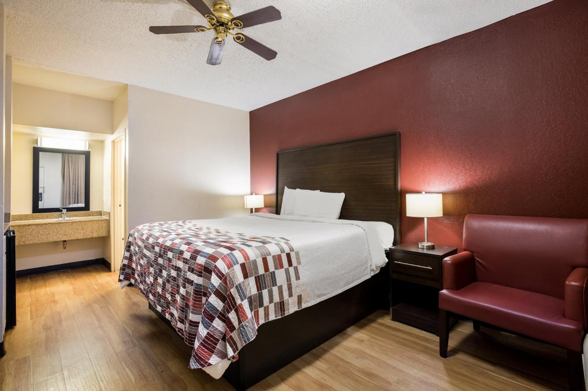Red Roof Inn & Suites Statesboro - University Bagian luar foto