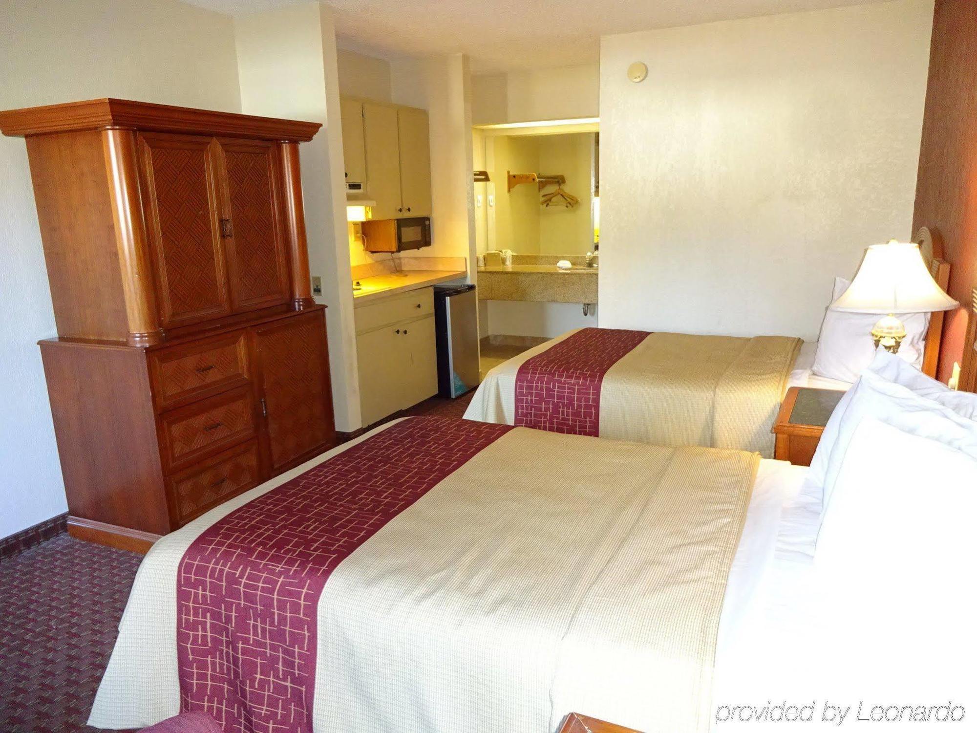 Red Roof Inn & Suites Statesboro - University Bagian luar foto
