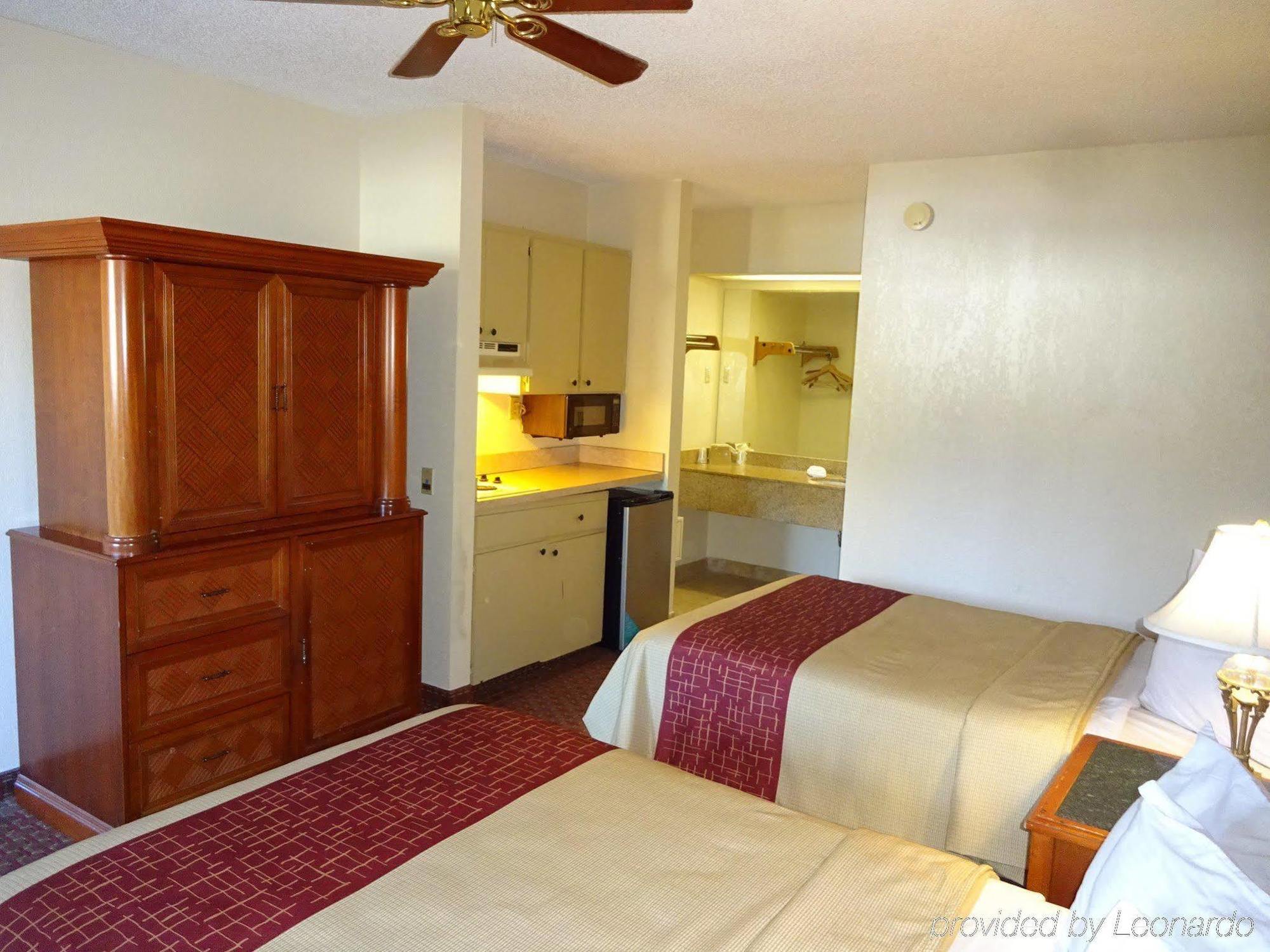 Red Roof Inn & Suites Statesboro - University Bagian luar foto