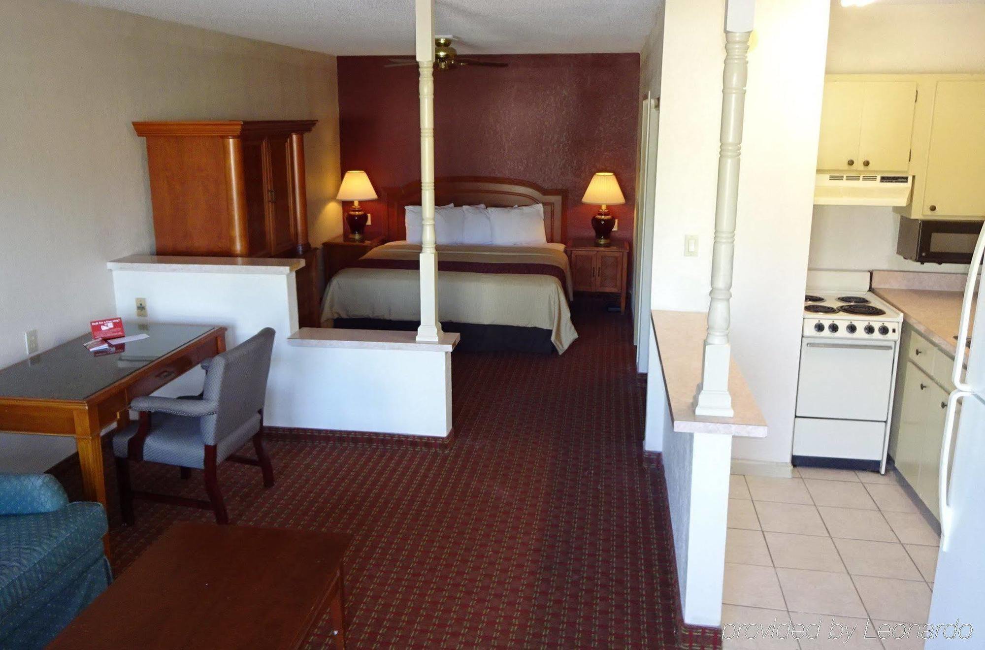 Red Roof Inn & Suites Statesboro - University Bagian luar foto